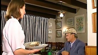 Franse Brunette Geniet Van Een Trio In Een Restaurant, Vastgelegd Door Papi Voyeur