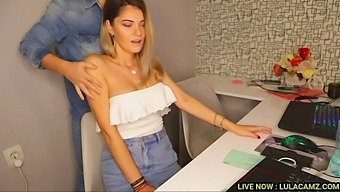 Verleidelijke Secretaresse Geeft Zich Over Aan Een Sensuele Solo Massagesessie