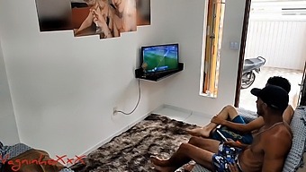Pár Élvezi Az Anális Szexet És A Cumshotot Vagninho-Vivi-Capetinha Videóban
