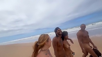 Nudist Strandmoro Med Nydelige Venner Og En Frekk Opptak