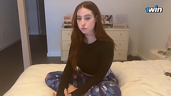 Belle Étudiante Baise Avec Son Beau-Fils Avant La Conférence.